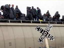 Migrantes atraviesan México en un tren. NTX  /