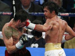 Manny Pacquiao (der) castigó severamente al mexicano Antonio Margarito el sábado pasado. REUTERS  /