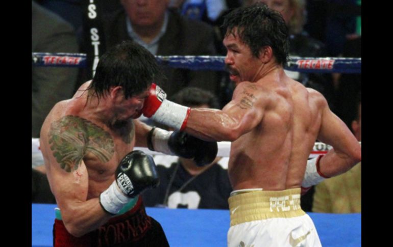 Manny Pacquiao (der) castigó severamente al mexicano Antonio Margarito el sábado pasado. REUTERS  /