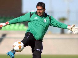 El portero de Santos Laguna Oswaldo Sánchez preparándose para el primer partido ante Jaguares. AFP  /