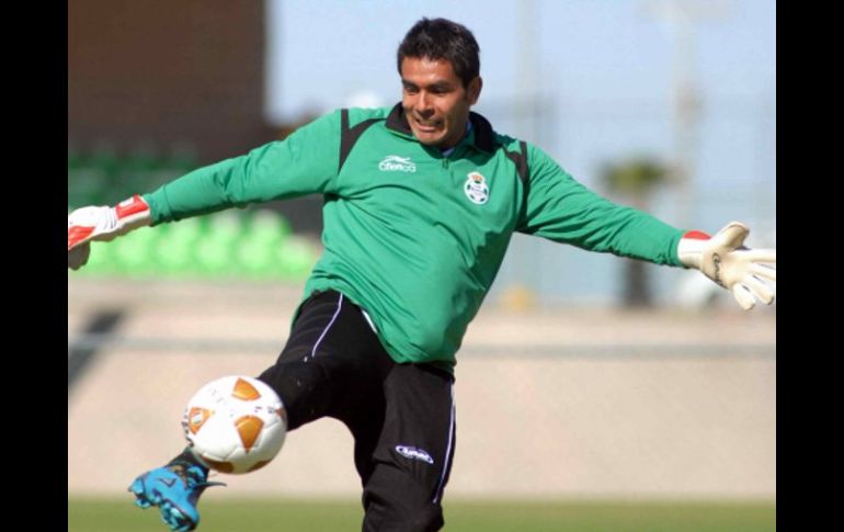 El portero de Santos Laguna Oswaldo Sánchez preparándose para el primer partido ante Jaguares. AFP  /