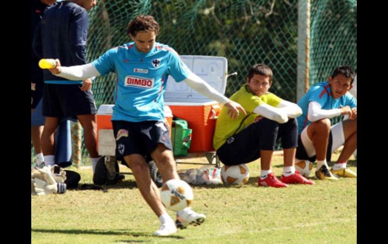 Duilio Davino practicando en una sesión de entrenamientos del Monterrey. AFP  /