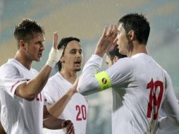 Los jugadores de Serbia festejan con Zigic la victoria del equipo. AP  /