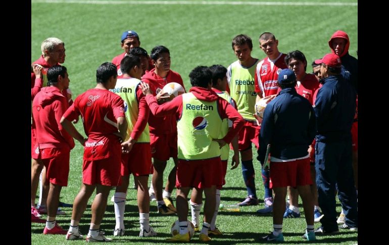 El equipo de Chivas durante el último entrenamiento del equipo en el torneo Apertura 2010. MEXSPORT  /