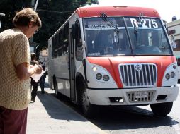 Los transportistas sugieren reubicar las paradas a mitad de la calle y no en las esquinas. A. HINOJOSA  /