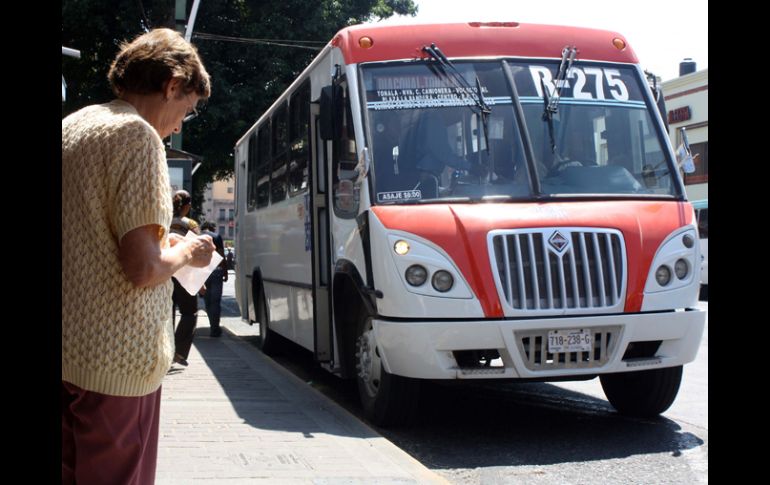 Los transportistas sugieren reubicar las paradas a mitad de la calle y no en las esquinas. A. HINOJOSA  /