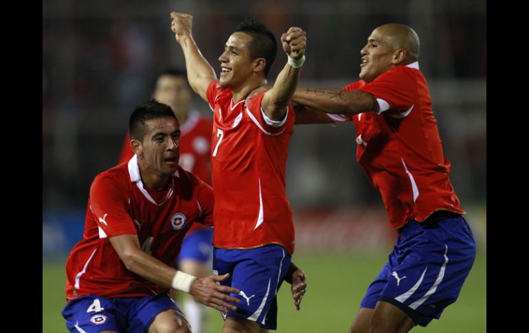 Alexis Sanchez celebra con sus compañeros Mauricio Isla y Humberto Suazo el gol anotado a Uruguay. AP  /