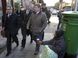 En la visita del director del departamento europeo del FMI, Ajai Chopra, una mujer irlandesa pide limosna en una calle de Dublín. AP  /