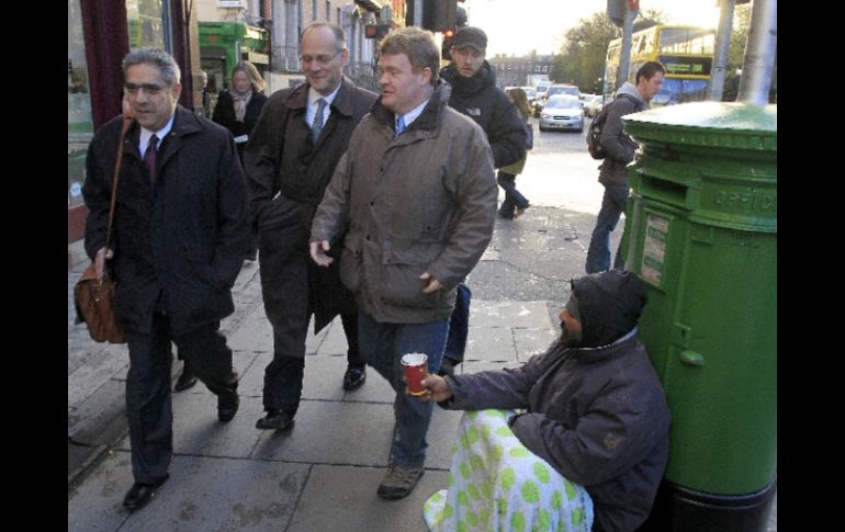 En la visita del director del departamento europeo del FMI, Ajai Chopra, una mujer irlandesa pide limosna en una calle de Dublín. AP  /