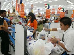 Ya terminó la amenaza que se tenía en el Distrito Federal para la permanencia de las bolsas de plástico en los supermercados. ARCHIVO  /