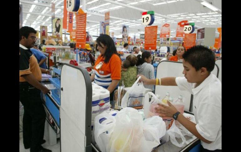 Ya terminó la amenaza que se tenía en el Distrito Federal para la permanencia de las bolsas de plástico en los supermercados. ARCHIVO  /