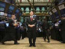 Hoy fue el primer día de GM en Wall Street; en la imagen el delegado de la empresa, Dan Akerson, en el piso de remates. EFE  /