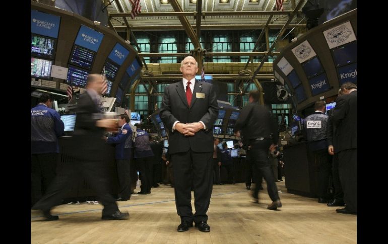 Hoy fue el primer día de GM en Wall Street; en la imagen el delegado de la empresa, Dan Akerson, en el piso de remates. EFE  /