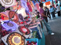 En los tianguis navideños ofrecen artículos propios de la temporada, muchos fabricados por artesanos locales a buenos precios. S. NÚÑEZ  /