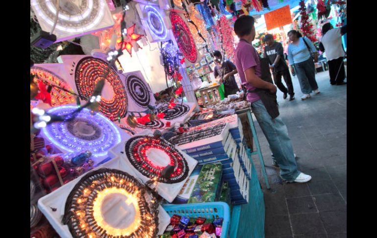 En los tianguis navideños ofrecen artículos propios de la temporada, muchos fabricados por artesanos locales a buenos precios. S. NÚÑEZ  /