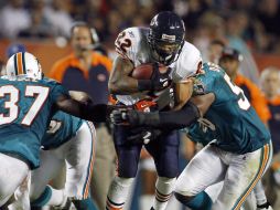 Matt Forte de los Osos es tacleado por Yeremiah Bell y Koa Misi. AP  /