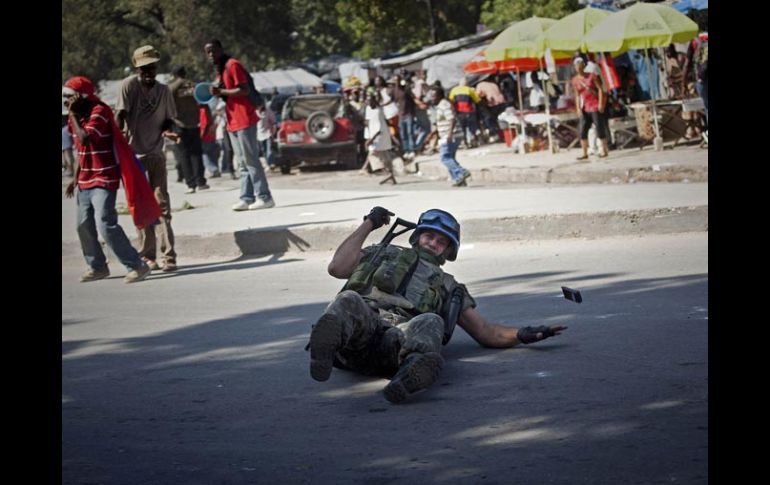 Uno de los cascos azules cae al suelo durante el enfrentamiento entre fuerzas de la ONU y haitianos. AP  /