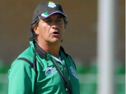 El entrenador de Santos Laguna Rubén Omar Romano durante un entrenamiento. AFP  /