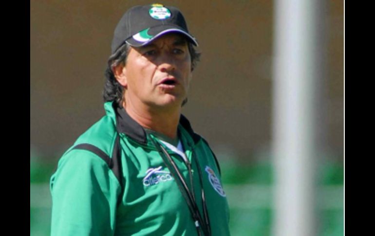 El entrenador de Santos Laguna Rubén Omar Romano durante un entrenamiento. AFP  /