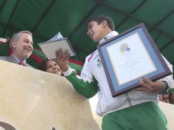 Abraham Camacho fue galardonado por el gobernador Emilio González Márquez. S NÚÑEZ  /