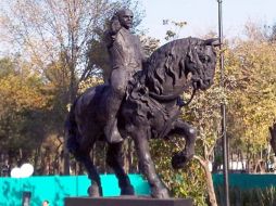 Imagen de la estatua develada en la explanada del Palacio de Bellas Artes difundida en la cuenta de Twitter de Javier Lozano. ESPECIAL  /