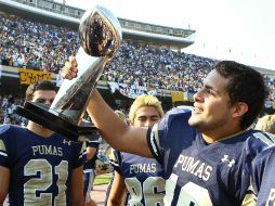 Jorge Reyes levanta el trofeo que otorga la Conferencia del Centro de ONEFA. MEXSPORT  /