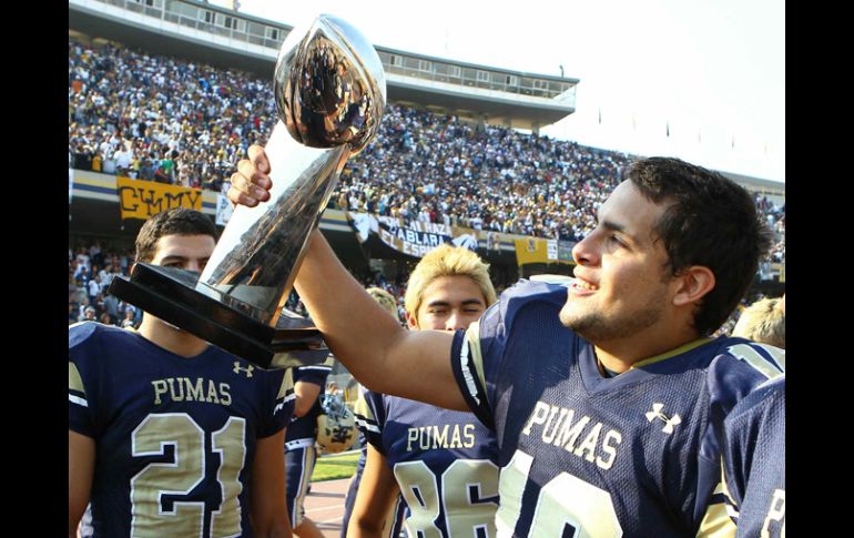 Jorge Reyes levanta el trofeo que otorga la Conferencia del Centro de ONEFA. MEXSPORT  /