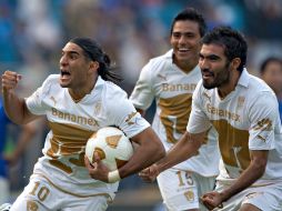 Martín Bravo celebra el primer gol que emparejó el marcador global 2-2 entre Pumas y Cruz Azul. MEXSPORT  /