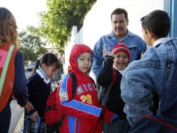 Además de permitir el uso de prendas ajenas al uniforme, muchas escuelas retrasan la entrada hasta una hora. ARCHIVO  /