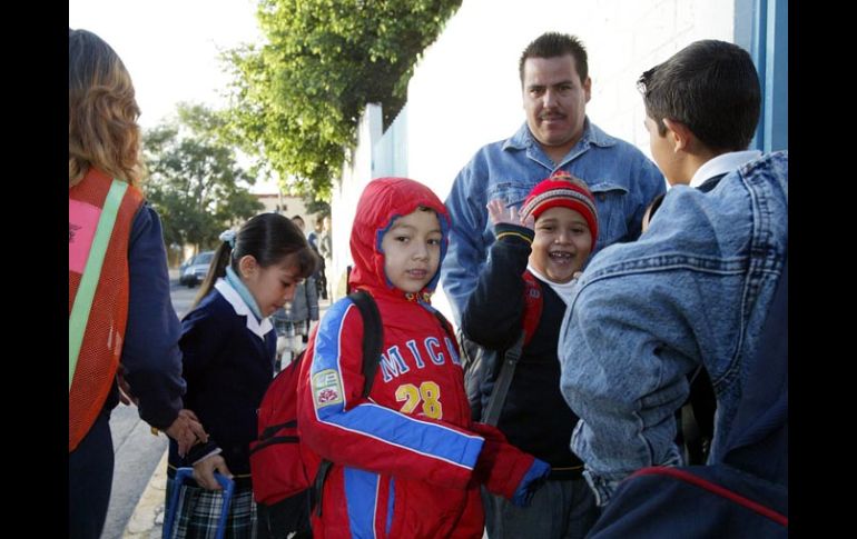 Además de permitir el uso de prendas ajenas al uniforme, muchas escuelas retrasan la entrada hasta una hora. ARCHIVO  /