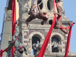 Miembros de uno de los 15 contingentes que participaron en el desfile conmemorativo se deslizan en un acto acrobático. S. NÚÑEZ  /