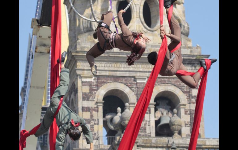 Miembros de uno de los 15 contingentes que participaron en el desfile conmemorativo se deslizan en un acto acrobático. S. NÚÑEZ  /