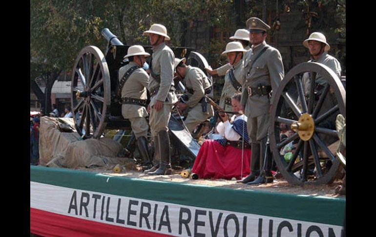 Una carro alegórico representa la artillería de los que participaron en el Movimiento Armado de 1910. NTX  /