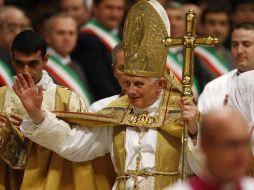 El Papa bendice a los fieles durante un consistorio dentro de la Basílica de San Pedro, en el Vaticano. AP  /