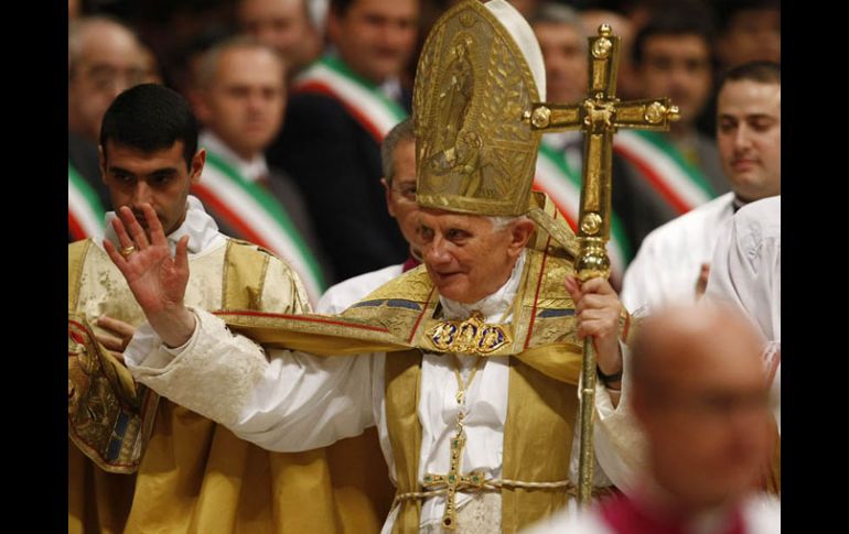 El Papa bendice a los fieles durante un consistorio dentro de la Basílica de San Pedro, en el Vaticano. AP  /