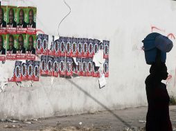 Una mujer haitiana pasa frente a una pared con propaganda electoral, e Puerto Príncipe. AFP  /