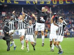 Los jugadores del Juventus festejando la victoria al término del partido. EFE  /