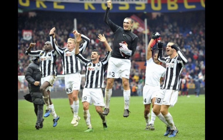 Los jugadores del Juventus festejando la victoria al término del partido. EFE  /