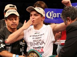 El boxeador mexicano Edgar Sosa festejando, al término de la pelea ante Okubo. MEXSPORT  /