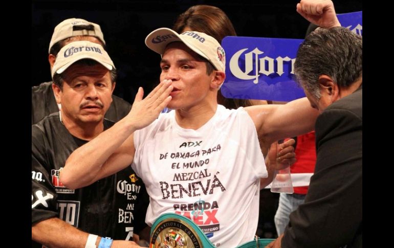 El boxeador mexicano Edgar Sosa festejando, al término de la pelea ante Okubo. MEXSPORT  /