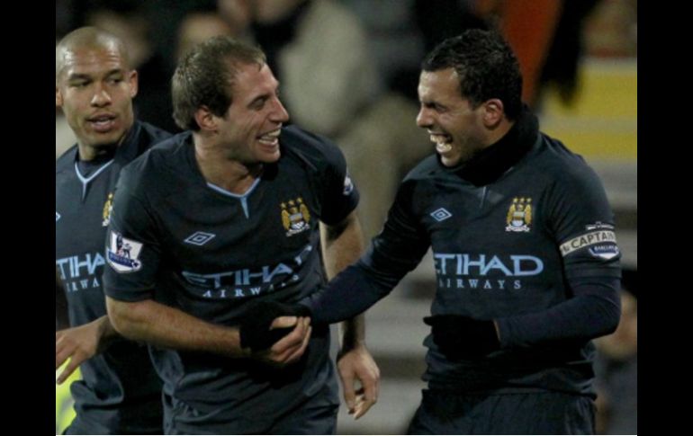 Los jugadores del Manchester City felices por su victoria. AP  /