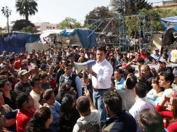 Aristóteles Sandoval, acudió ayer al Jardín de San José para hablar con los comerciantes afectados. A. CAMACHO  /