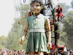 Los tres enormes personajes pertenecientes a Royal de Luxe, festejarán el Centenario de la Revolución. ESPECIAL  /