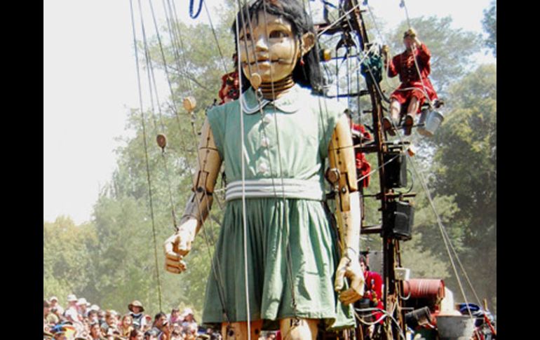 Los tres enormes personajes pertenecientes a Royal de Luxe, festejarán el Centenario de la Revolución. ESPECIAL  /