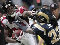 El receptor de Atlanta, Roddy White, evita a Jerome Murphy. AP  /