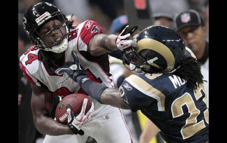 El receptor de Atlanta, Roddy White, evita a Jerome Murphy. AP  /