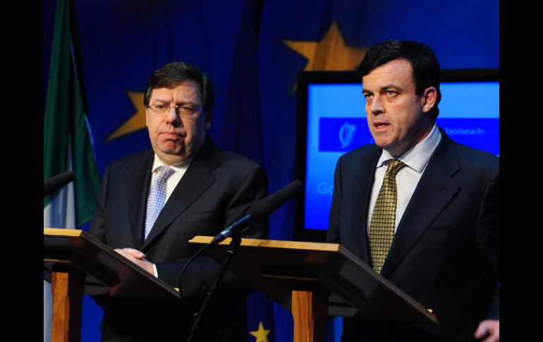 El primer ministro irlandés Brian Cowen (i) escucha mientras su ministro de Finanzas, Brian Lenihan. EFE  /