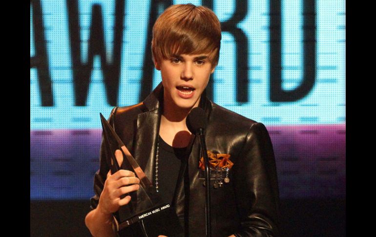 El pequeño cantante dedicó sus premios a Dios, a Michael Jackson y a Usher. REUTERS  /