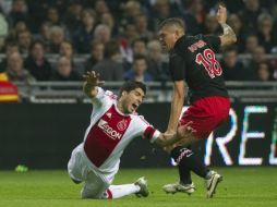 Luis Suárez (izq.) del Ajax ha sido sancionado. AFP  /