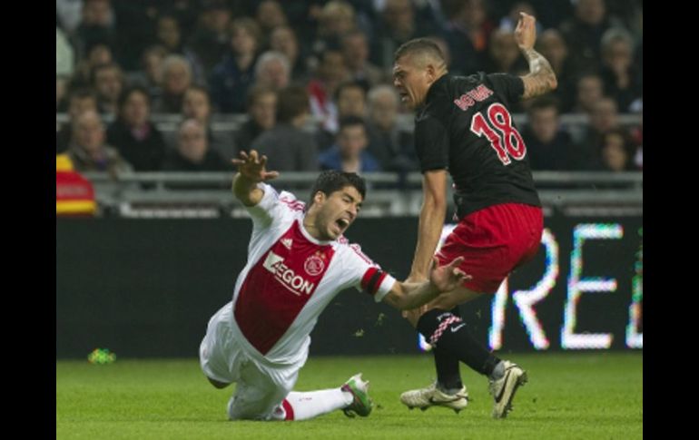 Luis Suárez (izq.) del Ajax ha sido sancionado. AFP  /